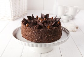 Lazdynų riešutų morenginis tortas su kakaviniu kremu ir šokoladu