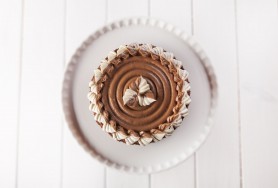Biskvitinis tortas su šokoladu, švelniu sviestiniu kremu ir žele