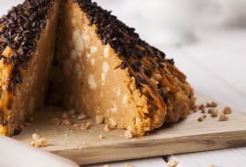 Sausainių trupinių tortas su sutirštintu saldintu pienu ir tarkuotu šokoladu