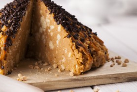 Biscuit crumble cake made with sweetened condensed milk and grated chocolate